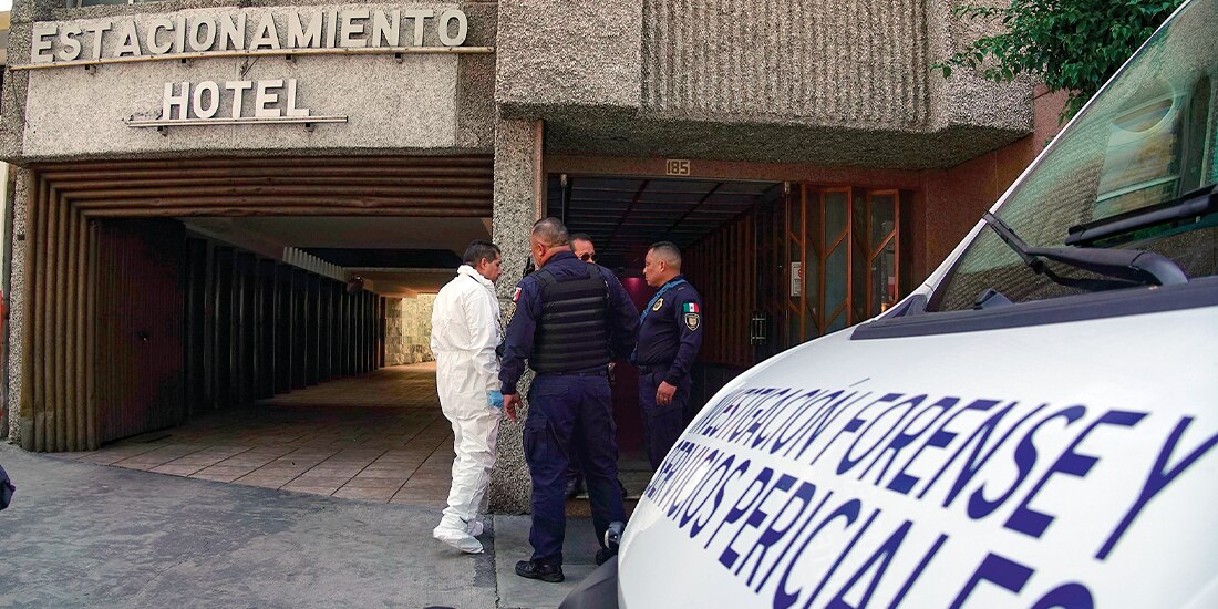 PERITOS Y POLICÍAS afuera del Hotel Hipódromo donde una mujer murió, en 2024.