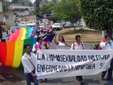 CHILPANCINGO, GUERRERO 17MAYO2005.-
Dos jovenes homosexuales integrantes de la Organizacion de Gays Guerrerense en la lucha Contra el Sida marcharon por las principales calles de la capital del estado, para conmemorar el "Dia Internacional Contra la Homofobia", siendo un alto indice los gays asesinados en la entidad por su preferencia sexual.
FOTO: Oscar Alvarado/CUARTOSCURO.COM