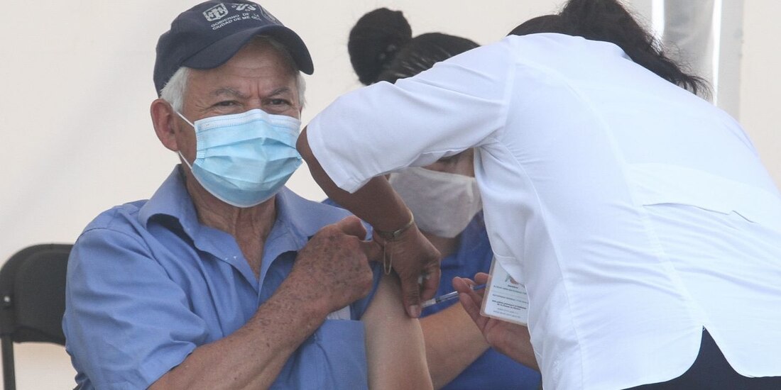 Le es aplicada la vacuna contra COVID-19 Sputnik V a un adulto mayor, dentro del Bosque de Tláhuac