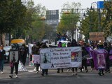TOLUCA, ESTADO DE MÉXICO, 25NOVIEMBRE2021.- Colectivos de feministas de Toluca marcharon en la capital mexiquense en el marco del Día Internacional de la Eliminación de la Violencia contra la mujer, realizaron algunas pintas y rompieron algunos vidrios durante su trayecto, al grito de Ni Una Más Ni Una Menos llegaron a la Plaza de los Mártires y dieron voz a familias de víctimas de feminicidios. FOTO: CRISANTA ESPINOSA AGUILAR /CUARTOSCURO.COM