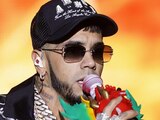 Anuel AA insulta a fan y luego se pone a rezar