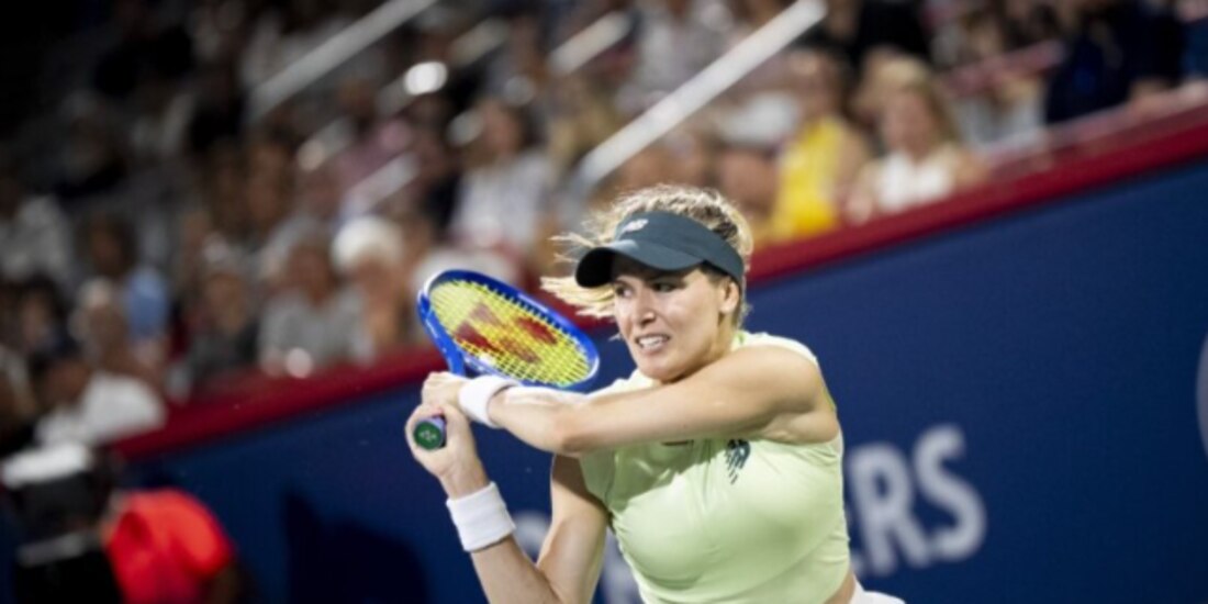 Eugenie Bouchard devuelva ante Emiliana Arango, ayer, en Montrea.