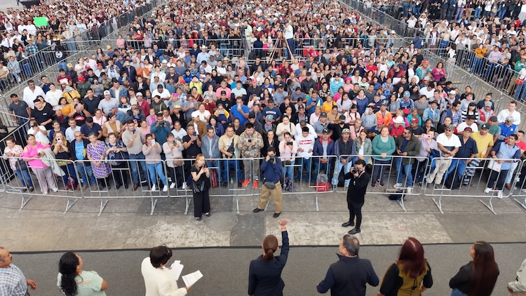 Claudia Sheinbaum durante la entrega de apoyos económicos para familias afectadas en Pachuca, Hidalgo.