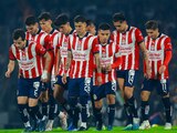 Futbolistas de Chivas después de su eliminación en los cuartos de final del Apertura 2023 frente a Pumas.