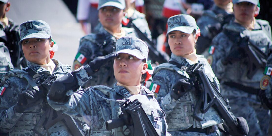 Contingente de mujeres que se presentó, ayer, en el ensayo del desfile