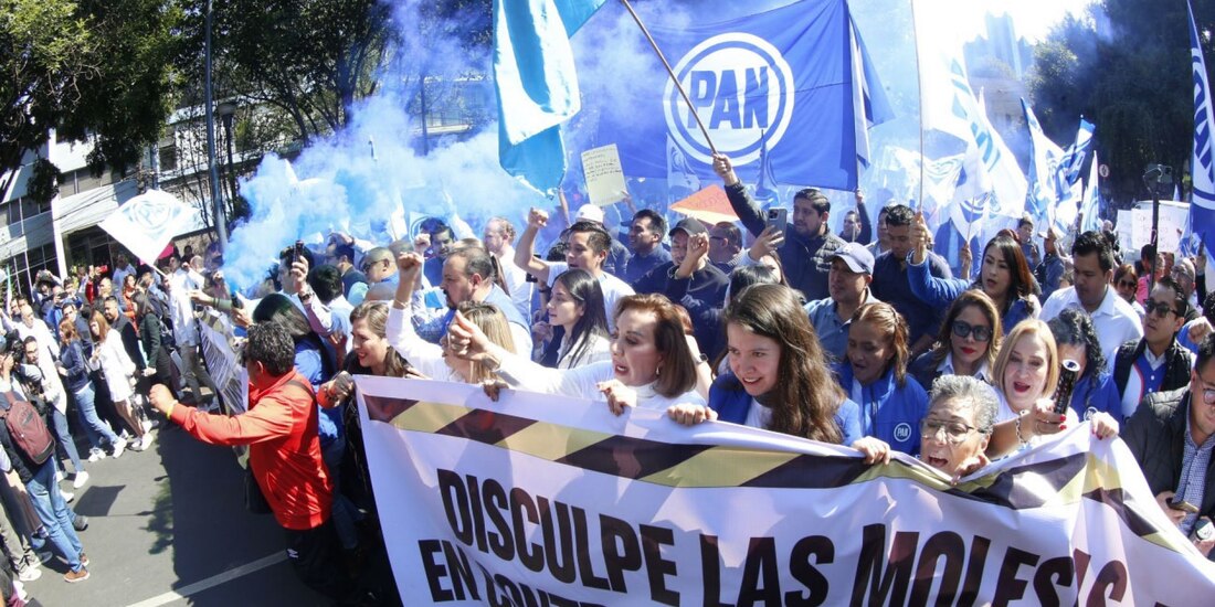 Panistas se manifiestan contra avance de la reforma a la Ley del Infonavit.