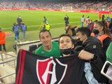 Andrés Guardado con un fan del Atlas de la Liga MX