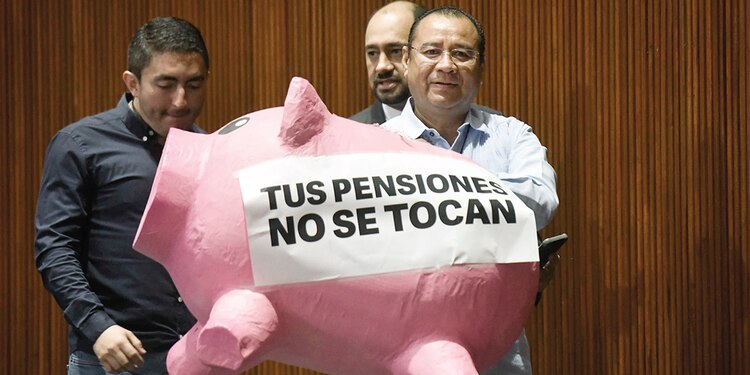 Diputados del PAN protestan durante la creación de Pensiones del Bienestar, en 2024