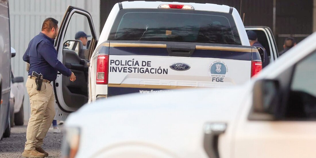 Elemento de la Policía de Investigación, en el centro de Uruapan, este viernes.