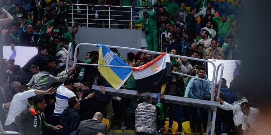 Colapsan gradas durante partido de basquetbol en Egipto.