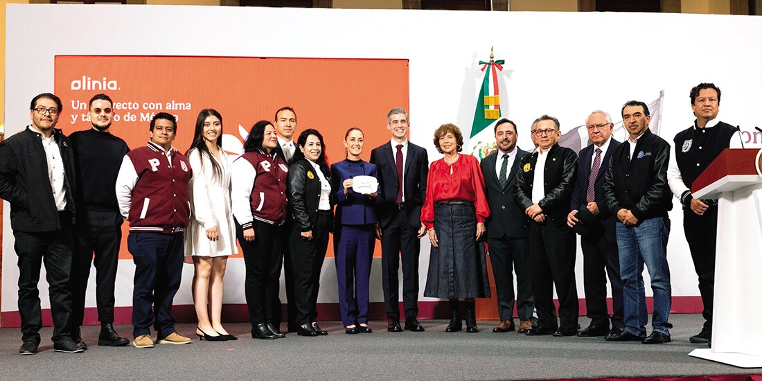 La Presidenta (c.) Claudia Sheinbaum, ayer, con los equipos de Olinia y Kutsari.