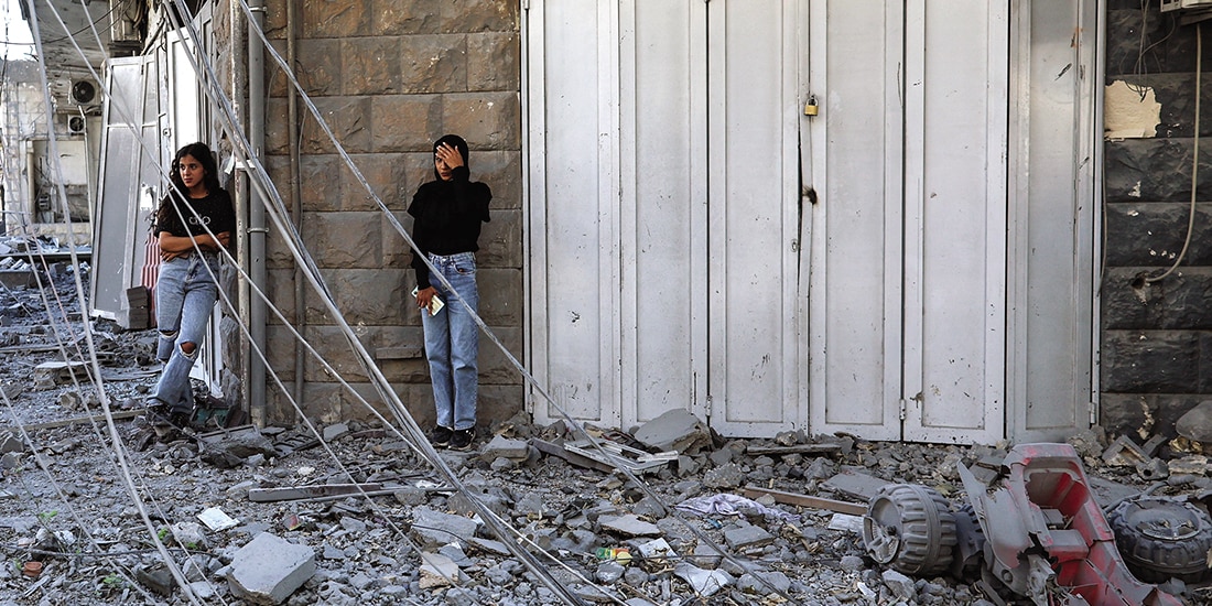 Dos mujeres observan escombros de un barrio en Nabatieh, Líbano, ayer.