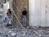 Dos mujeres observan escombros de un barrio en Nabatieh, Líbano, ayer.