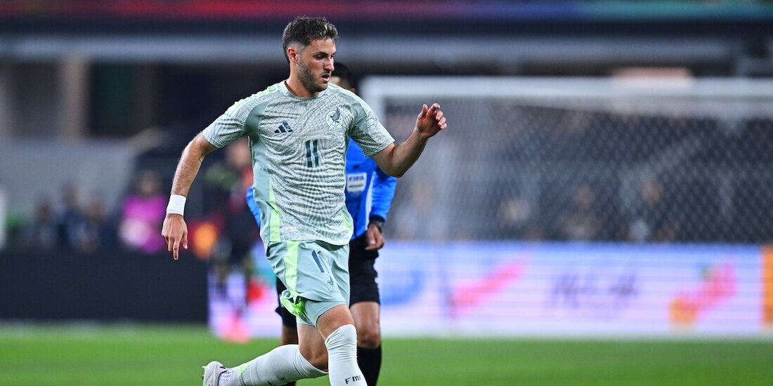 Santiago Giménez en un partido con la Selección Mexicana.