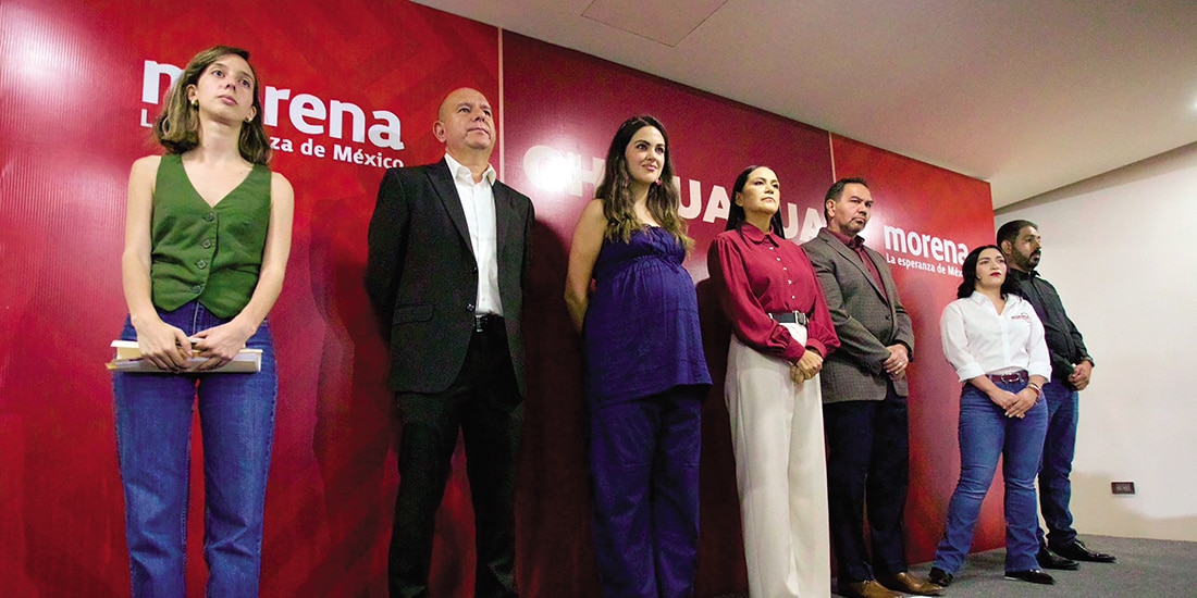 Ariadna Montiel (4.a de izq. a der.), líder nacional de Morena, y la senadora con licencia Andrea Chávez (3.a de izq a der.), ayer, en conferencia de prensa.
