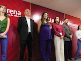 Ariadna Montiel (4.a de izq. a der.), líder nacional de Morena, y la senadora con licencia Andrea Chávez (3.a de izq a der.), ayer, en conferencia de prensa.
