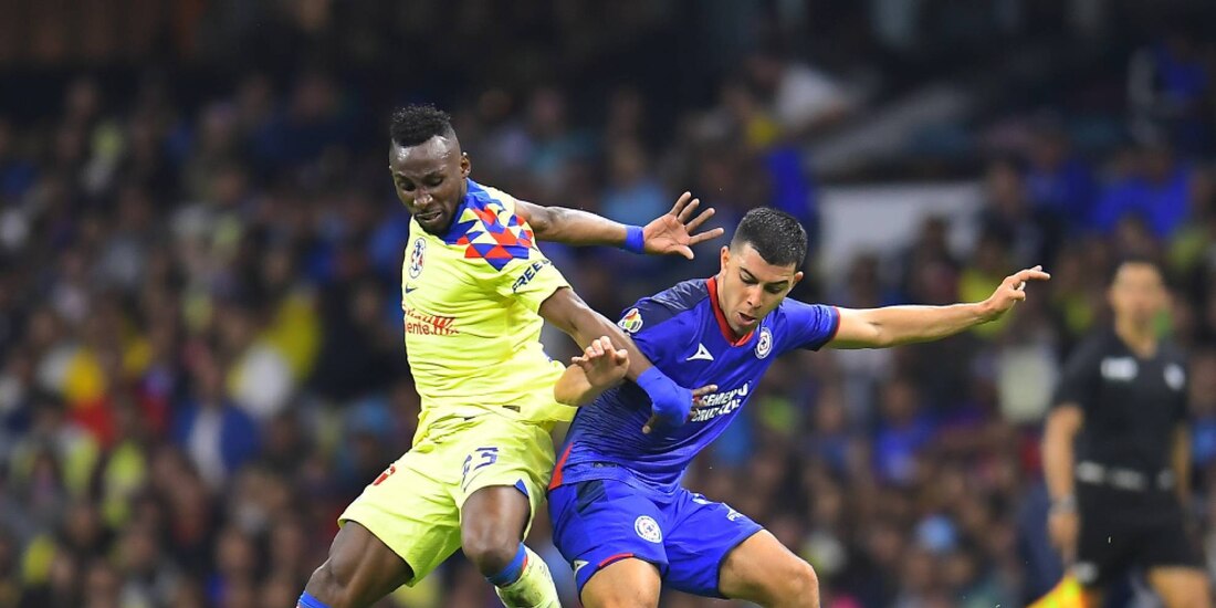 Julián Quiñones y Erik Lira luchan por un balón el pasado 24 de febrero.