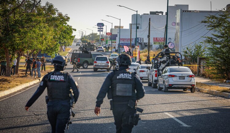 Policía Estatal y Ejército Mexicano resguardaron el lugar tras la emboscada a agentes de la SSPC.