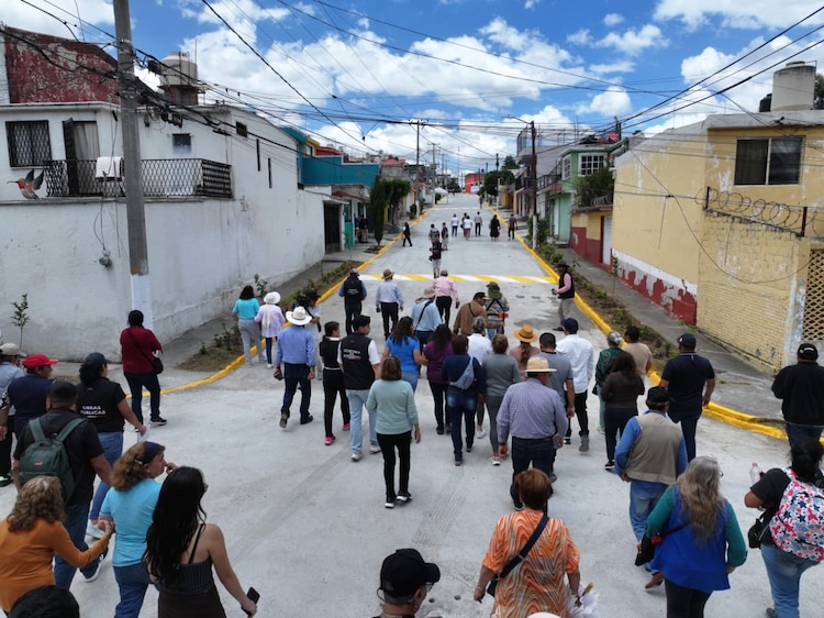 Azucena Cisneros rehabilita la avenida Verdines, en Ecatepec.