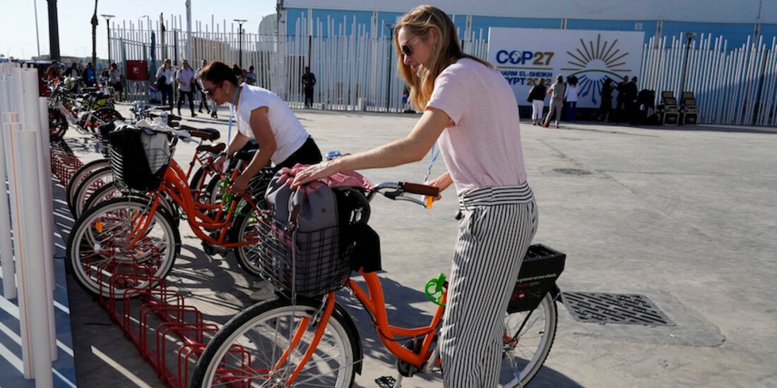 Invitados a la COP27 muestran afuera del recinto las opciones para reducir emisiones contaminantes.