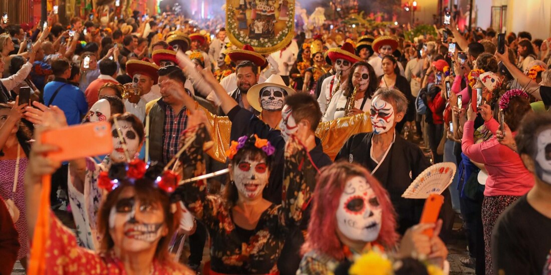 La Comparsa del Día de Muertos ilumina las calles de Oaxaca con colores, música y tradición.