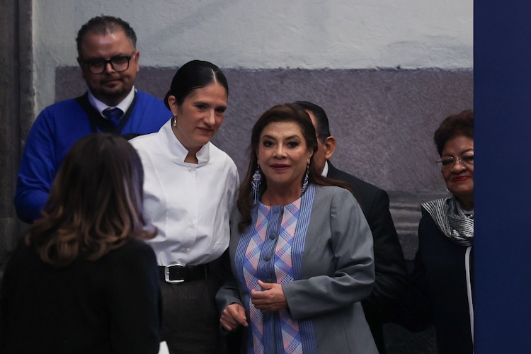 Bertha Alcalde Luján, titular de la FGJ-CDMX, y la jefa de Gobierno, Clara Brugada.