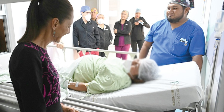 Claudia Sheinbaum, ayer, en su visita a los hospitales de Quintana Roo.