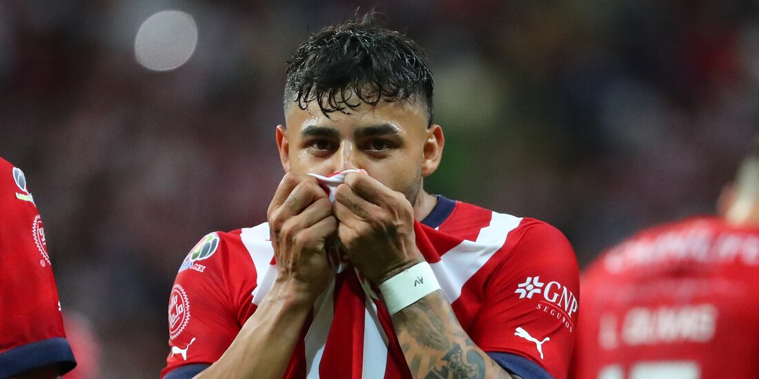 Alexis Vega celebra un gol con las Chivas en la Liga MX.