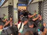 Integrantes de la CNTE dan portazo en estación General Anaya del Metro de CDMX.