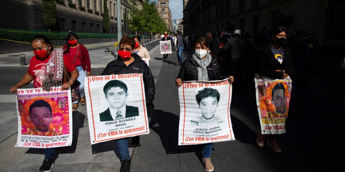 Familiares de los 43 estudiantes de Ayotzinapa.
