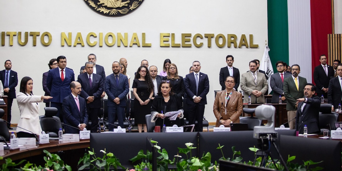 Consejera presidenta del INE toma protesta a las consejeras y el consejero electorales.