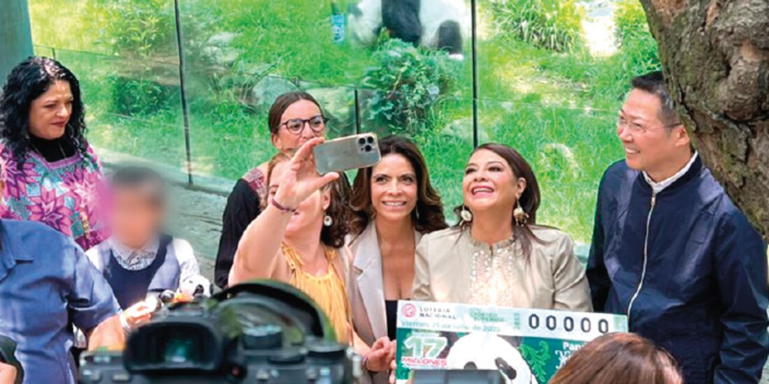 Clara Brugada posa para una foto frente al espacio de Xin Xin, ayer.