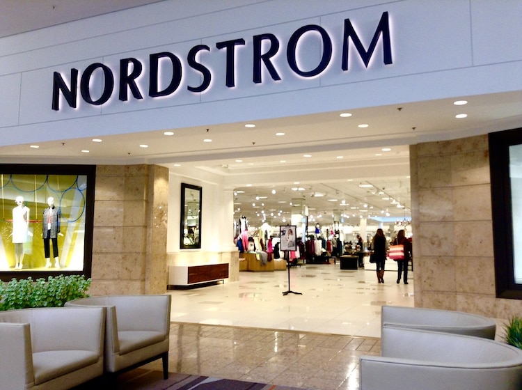 Nordstrom también opera con modelo de tiendas departamentales de productos de lujo.