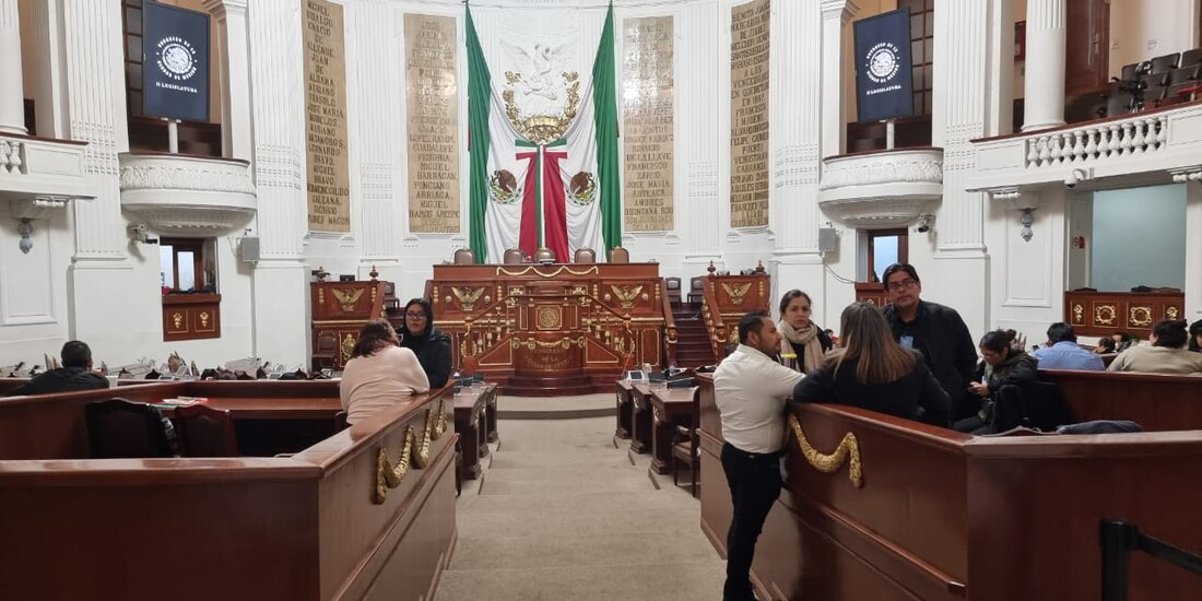 Los diputados, a la espera de la discusión del dictamen durante la sesión nocturna iniciada ayer.