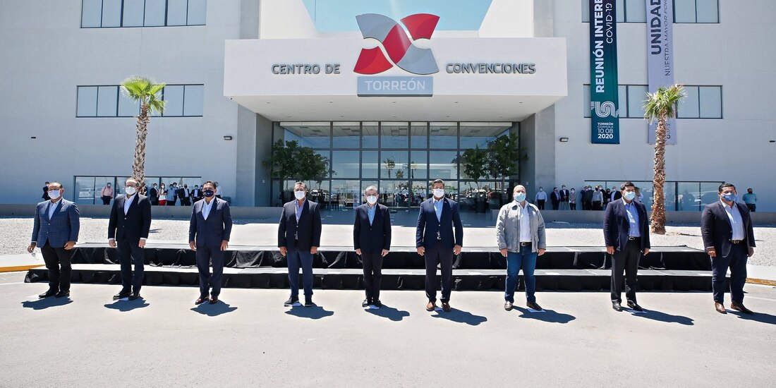 De izq. a der.: Los gobernadores Martín Orozco (Ags.), Ignacio Peralta (Col.), Silvano Aureoles (Mich.), Jaime Rodríguez (NL), Miguel Riquelme (Coah.), Francisco García Cabeza de Vaca (Tamps.), Enrique Alfaro (Jal.), Javier Corral (Chih.) y Diego Sinhue Rodríguez (Gto.), ayer.