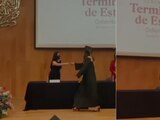 Una estudiante aseguró que le cae mal a profesora durante entrega de diplomas.