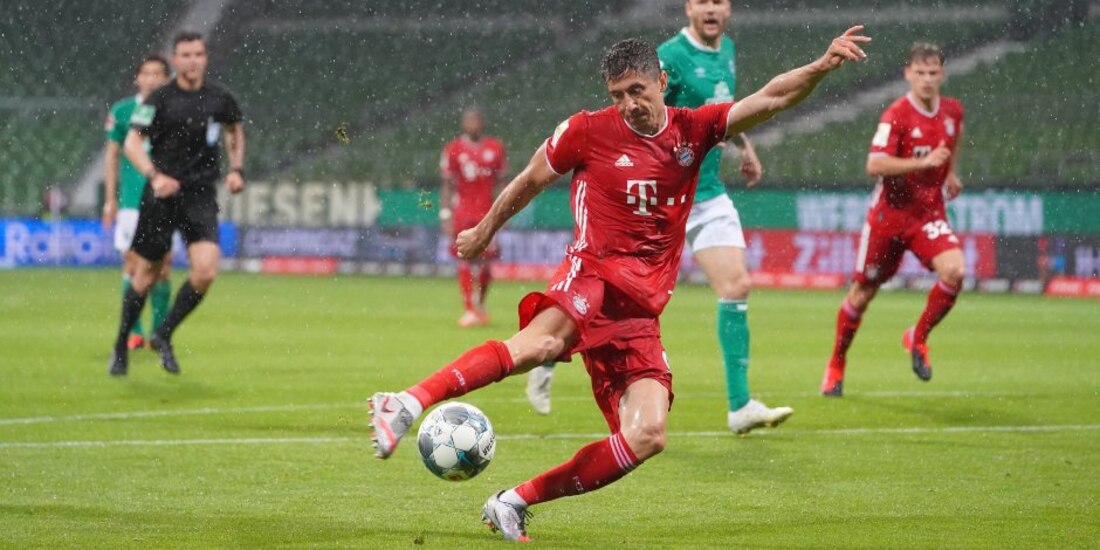 El polaco Robert Lewandowski en la acción del gol.