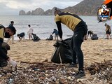 Jugadores de Los Cabos FC durante su labor social en la playa.