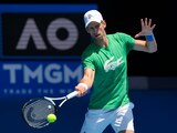 Novak Djokovic, actual campeón del Abierto de Australia, practica en Melbourne, sede del torneo de Grand Slam.