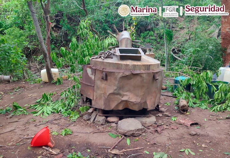 Un aparente reactor de destilación localizado en el predio de Cosalá.