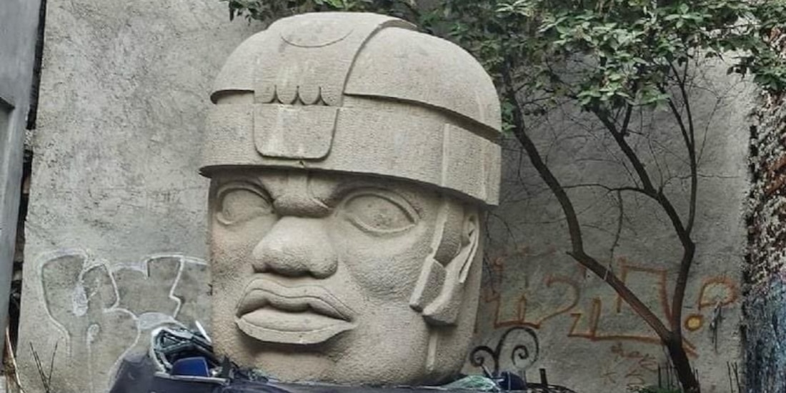 La cabeza Olmeca aplastando a un Tesla se viralizó rápidamente en redes sociales.