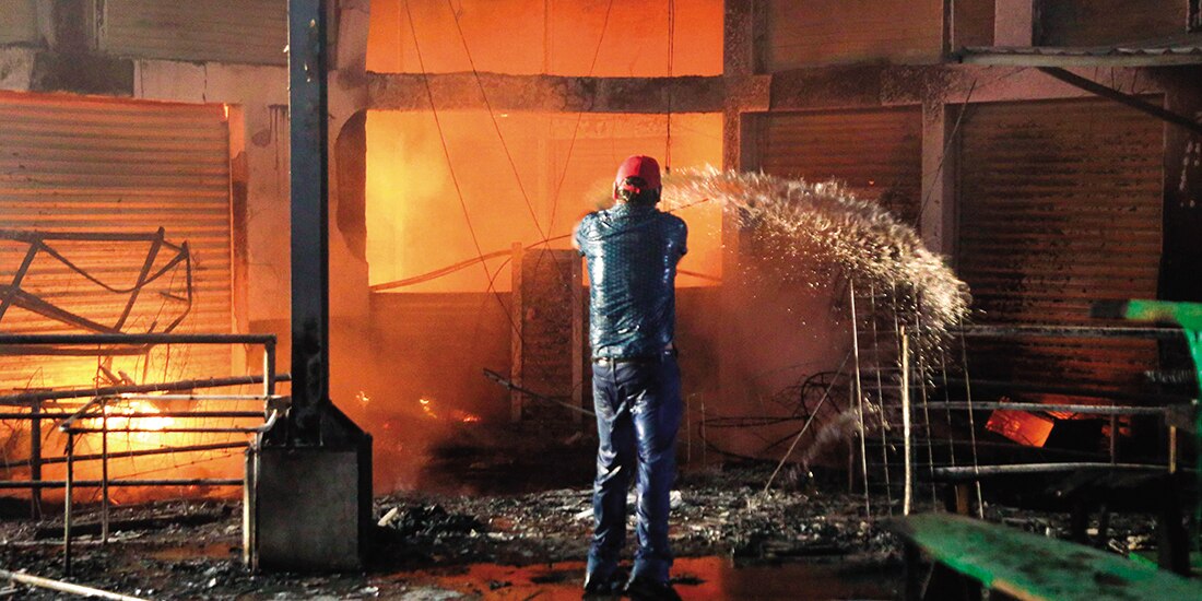 MOMENTO en el que el fuego alcanzó ayer su mayor efecto destructivo.