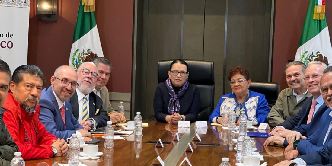 La titular de Segob y la Consejera Jurídica del Ejecutivo, ayer, con empresarios.