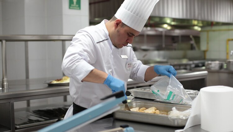 Restaurantes donan la comida que les sobra para contribuir a la causa.