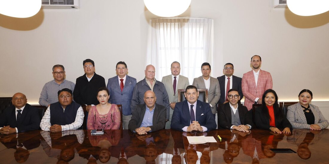 Alejandro Armenta al centro de la imagen.