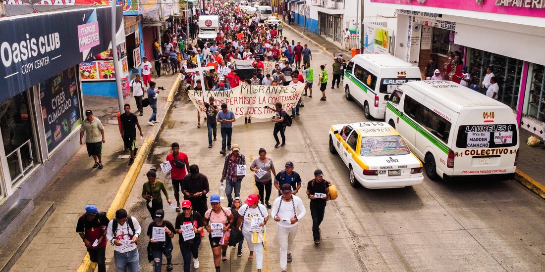 Cientos de migrantes se manifestaron ayer, en calles de Tapachula.