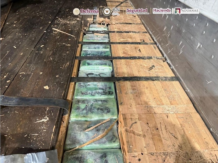 En caja de tractocamión encontraron doble fondo.