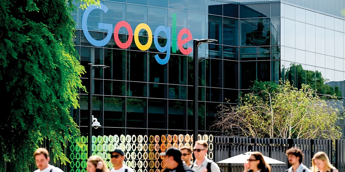 PERSONAS caminan por la sede de Google en Mountain View, el 26 de marzo.