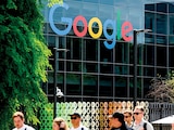 PERSONAS caminan por la sede de Google en Mountain View, el 26 de marzo.
