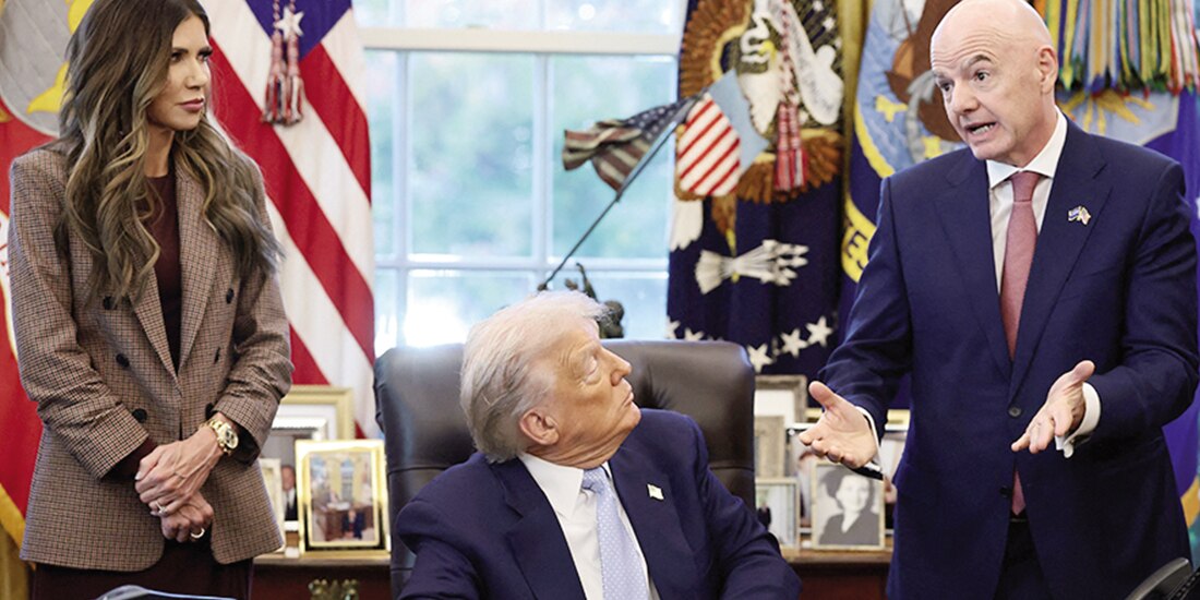 Donald Trump platica con Gianni Infantino en la Oficina Oval de la Casa Blanca, ayer
